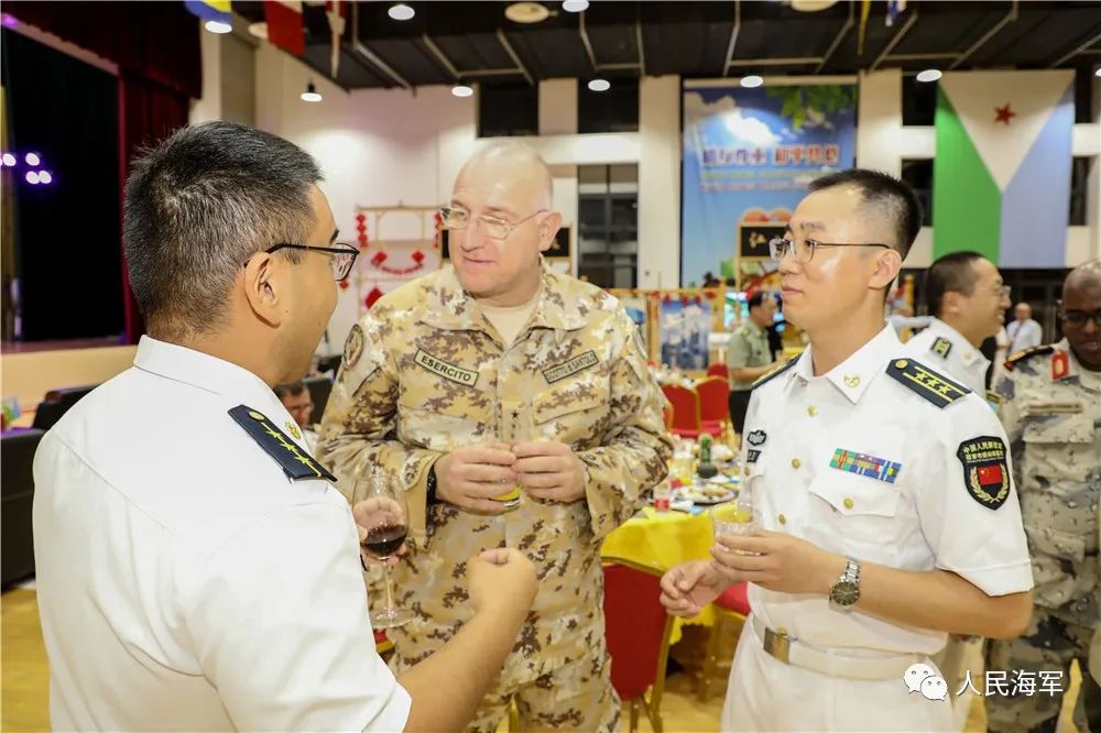 ▲与驻吉外军互动交流。徐建明 摄