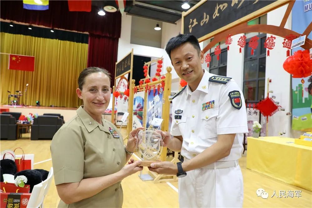 ▲交流活动结束后，中美指挥官互赠纪念礼品。刘冬冬 摄