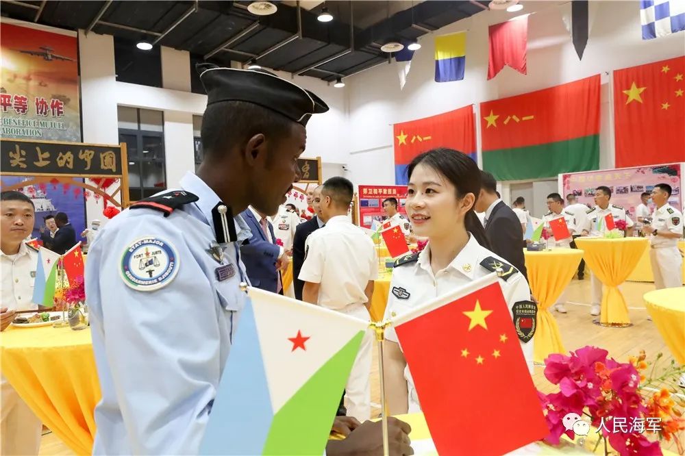 ▲与吉方军官互动交流。王宗洋 摄