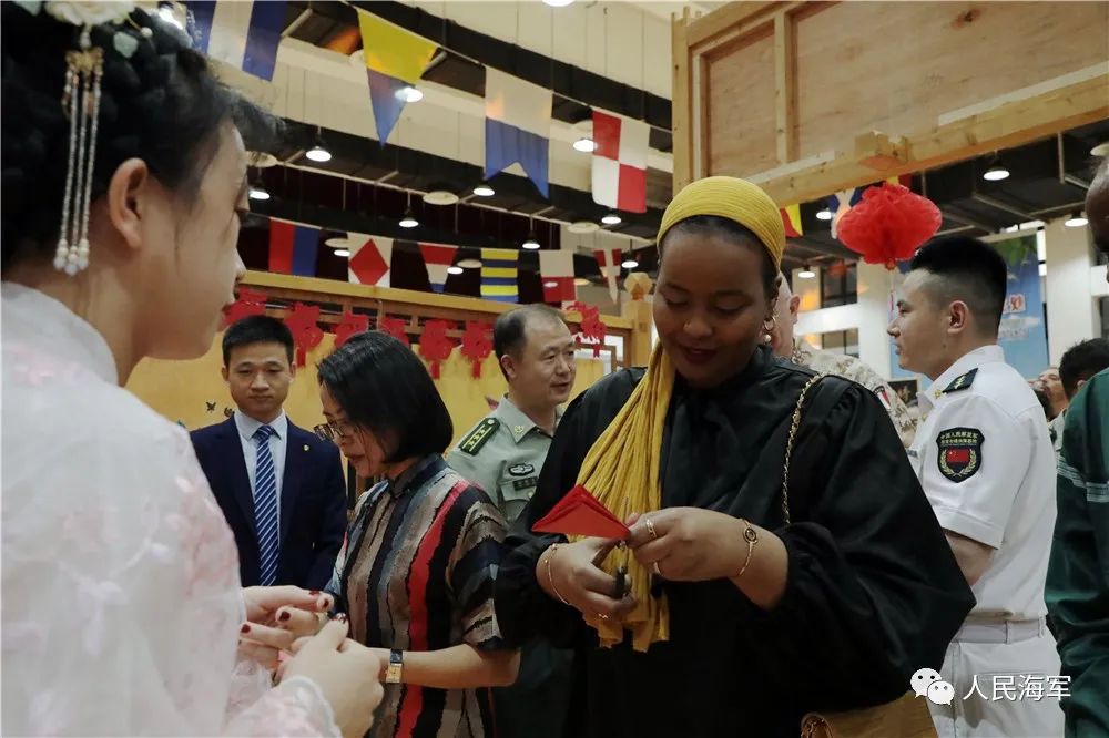 ▲体验剪纸、书法、茶道等中国传统艺术。王宗洋 摄