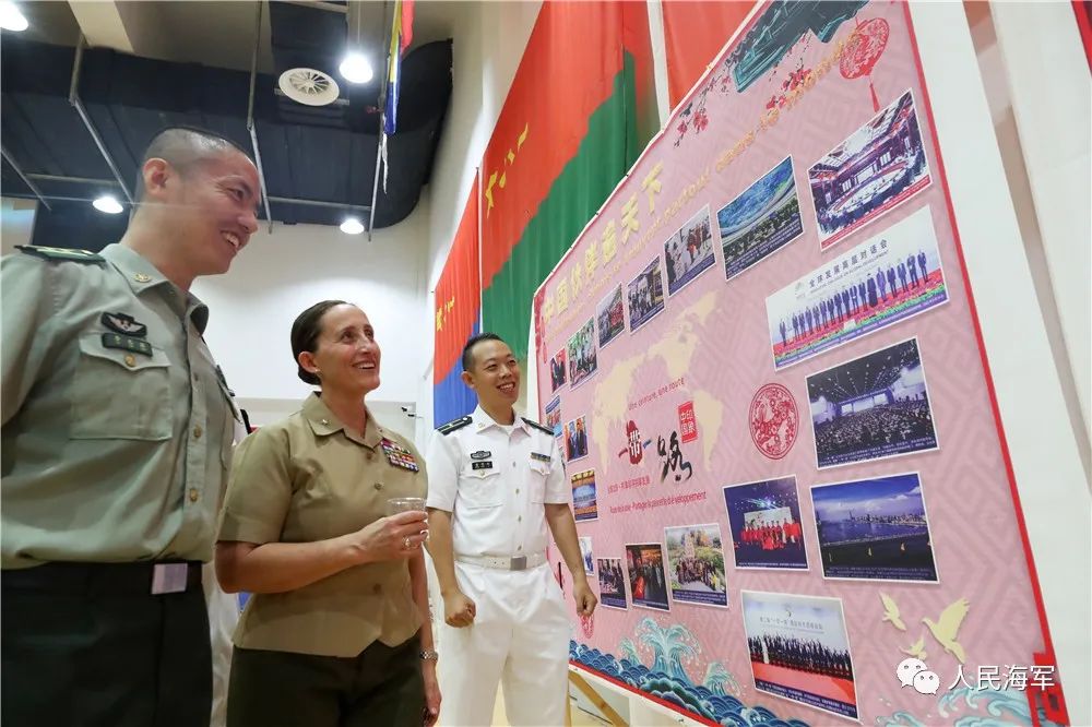 ▲驻吉外军参观党的十二大精神理论和新时代中国特色社会主义伟大成就展板。王宗洋  摄