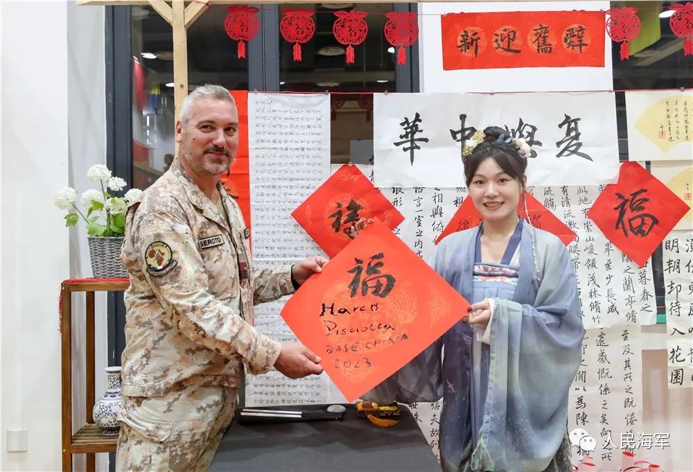 ▲撰写祝福春联，感受中国春节文化。徐建明 摄