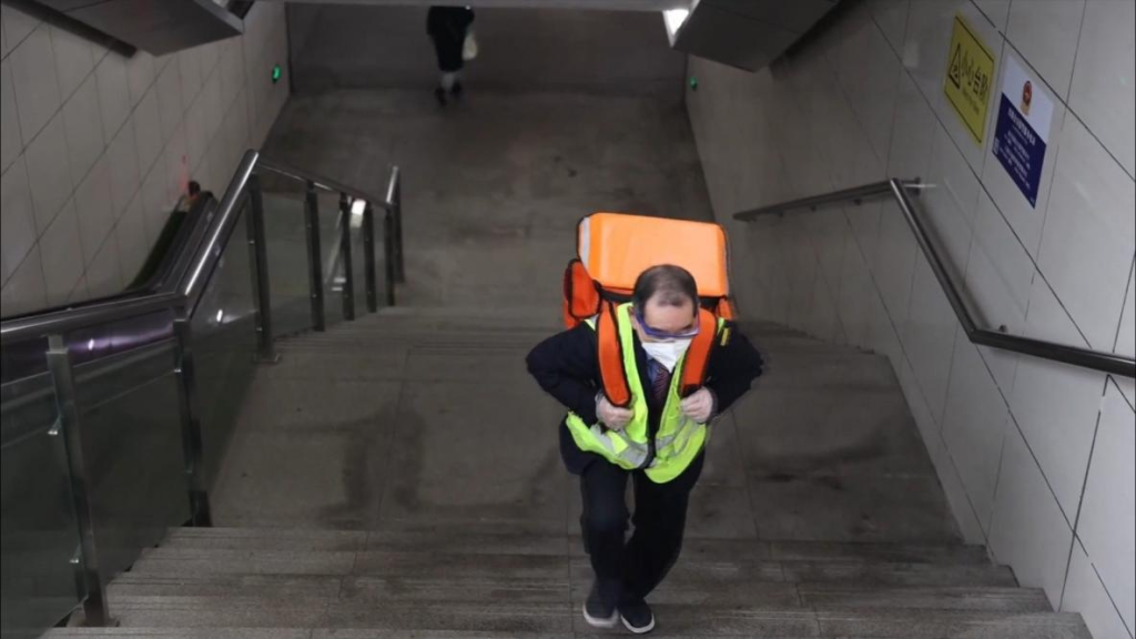 △“跑叔”张捷在送餐路上