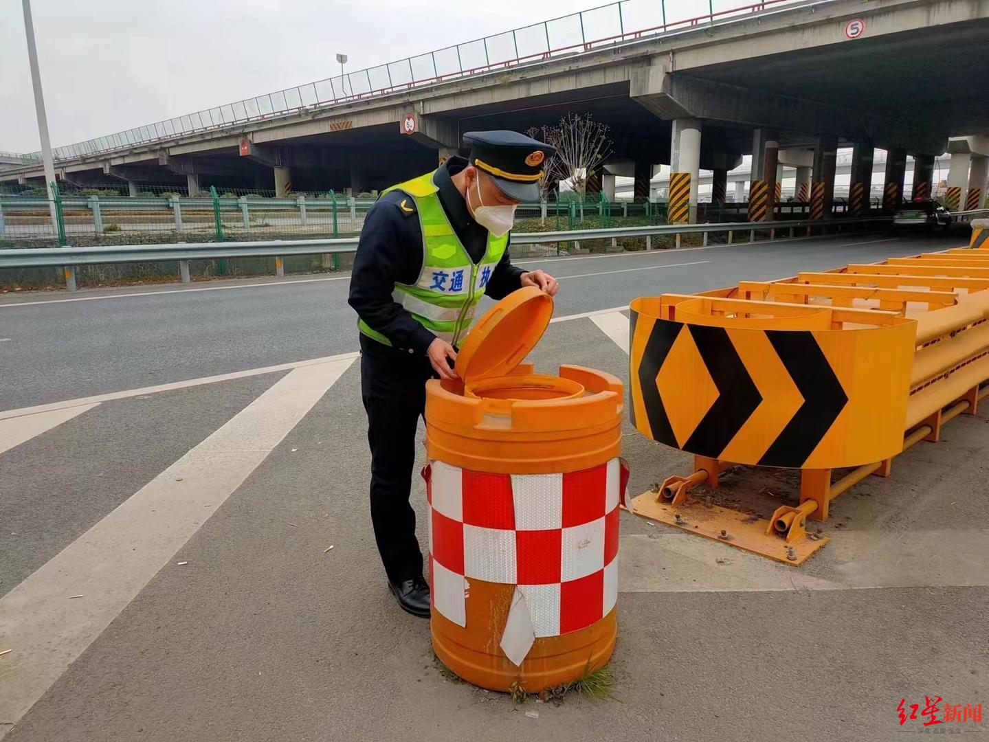 ▲赵伟在高速路上巡查