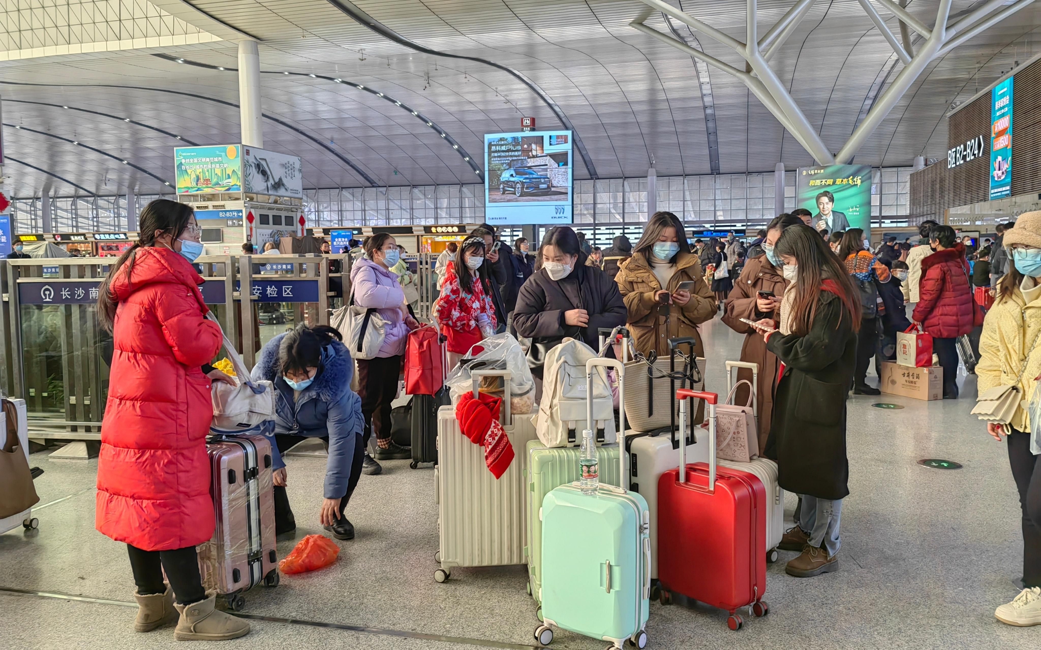2023年1月27日,湖南长沙,旅客在长沙南站(高铁)候车室候车.