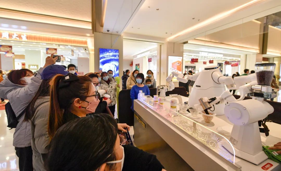 1月1日,消费者在位于天津市河东区的金茂汇商场内排队购买机器人制作