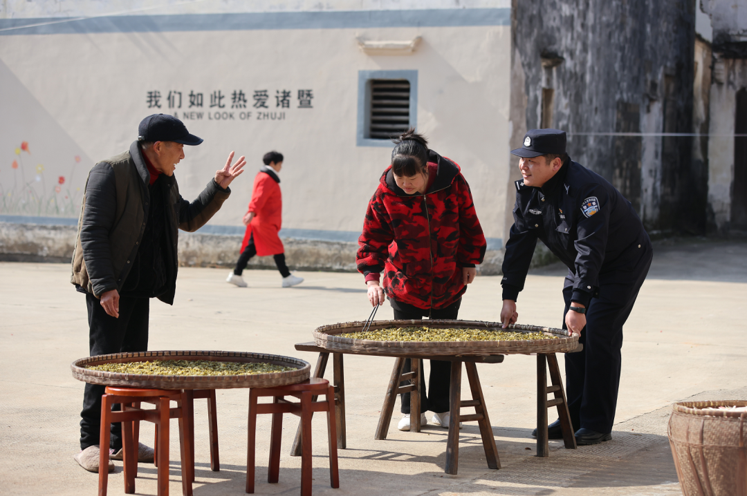 1月25日，枫桥派出所社区民警边赟在杜黄新村走访慰问。