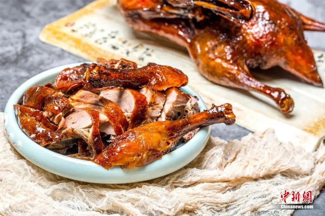乐山文旅供图甜皮鸭是乐山的一道著名美食迥异于川菜麻辣的滋味它以甜