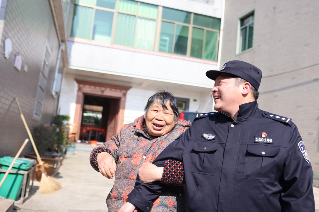 1月25日，大年初四，枫桥派出所社区民警边赟在杜黄新村走访慰问。