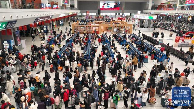↑1月27日，旅客在广西柳州火车站候车大厅等候检票上车（无人机照片）。新华社发（黎寒池 摄）