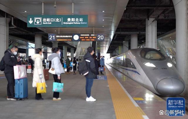 ↑1月27日，旅客在贵阳北站站台上候车。新华社记者 刘续 摄