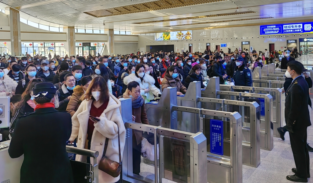 1月27日,云阳站的旅客正在进站.通讯员 杨丽娟 摄