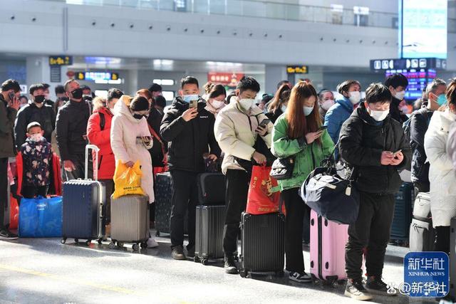 ↑1月27日，旅客在安徽省阜阳西站排队准备乘车。新华社发（卢启建 摄）