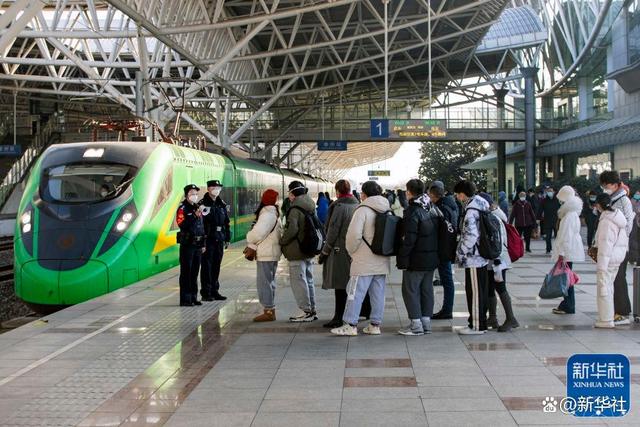 ↑1月27日，旅客在江苏泰州站排队候车。新华社发（汤德宏 摄）