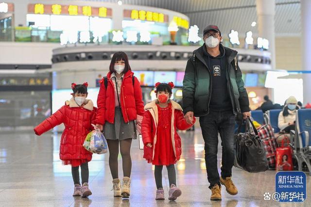 ↑1月27日，在新疆乌鲁木齐站候车厅，旅客前往检票口。新华社记者 丁磊 摄