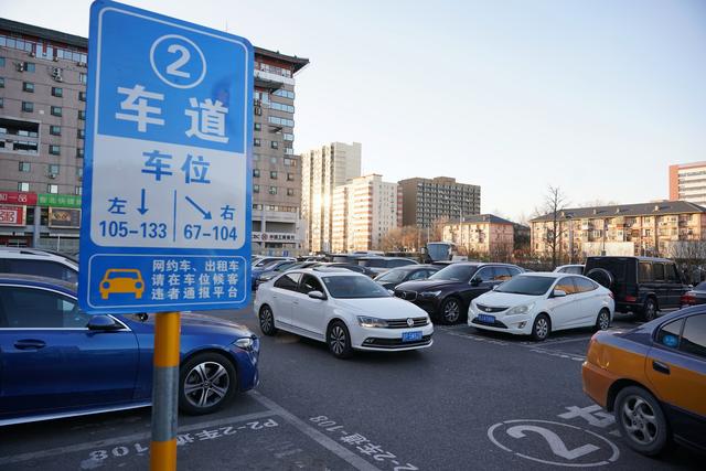 北京西站地区p2停车场,每一处车位均标注有编号.新京报记者 裴剑飞 摄