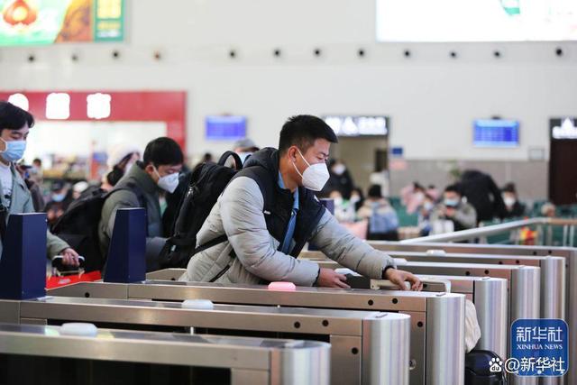 ↑1月27日，旅客在位于甘肃省定西市的宝兰高铁定西北站检票进站。新华社发（王克贤 摄）