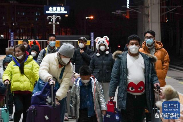 ↑1月26日，在北京南站，返京旅客下车后准备出站。新华社记者 彭子洋 摄