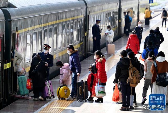 ↑1月27日，旅客在广西柳州火车站站台检票上车。新华社发（黎寒池 摄）