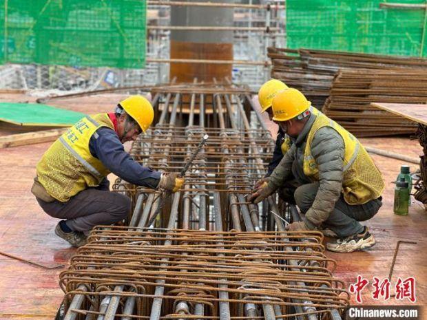 白云站的建设者们在进行钢筋绑扎作业。　谭烨　摄