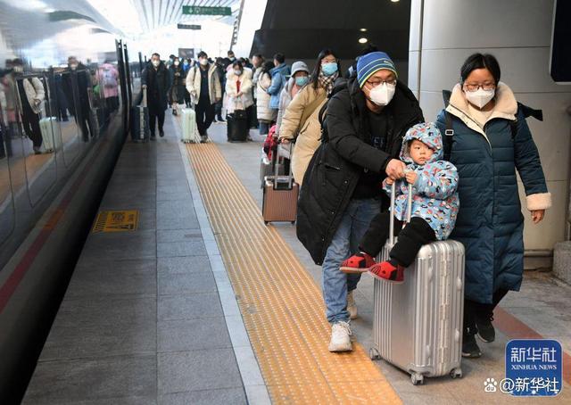 ↑1月27日，在北京西站，返京旅客下车后准备出站。新华社记者 任超 摄