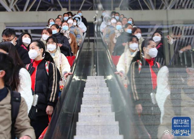 ↑1月27日，在湖南省衡阳东站站台，旅客排队乘电梯进站乘车。新华社发（曹正平 摄）