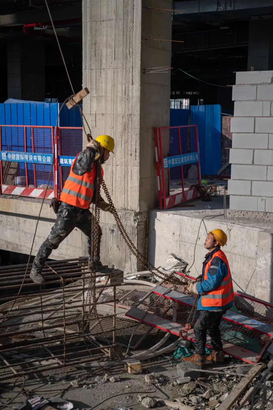 施工现场,值守的工人们正在忙碌作业(受访单位供图)