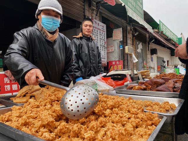 焦炸丸是洛阳水席上常用的食材，过年时更受欢迎。 新京报记者 王真真 摄