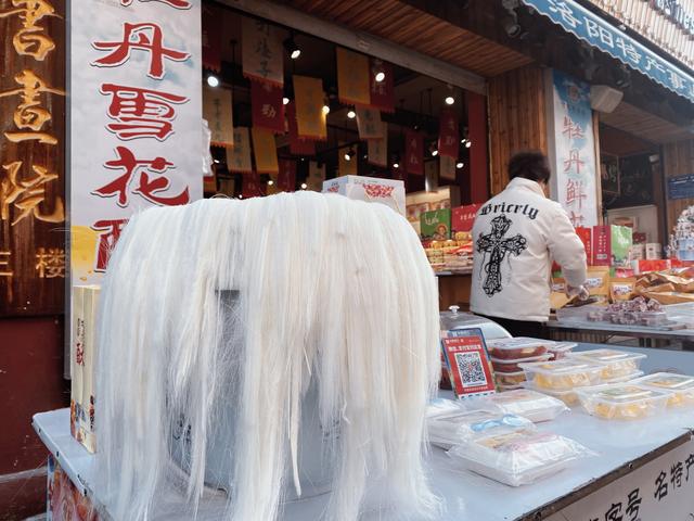 洛阳现场制作的牡丹银丝酥，银白似雪。 新京报记者 王真真 摄