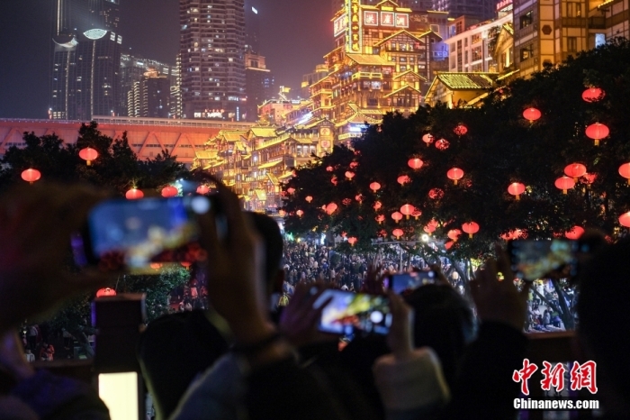 　　1月26日晚，重庆洪崖洞璀璨夜景吸引众多游客前来打卡拍照。春节期间，重庆多地旅游市场人气旺。 中新社记者 何蓬磊 摄