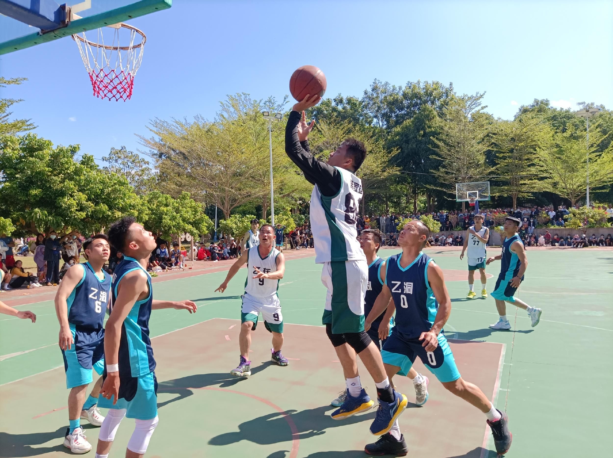 运动员在赛场上顽强拼搏 团结协作.七叉镇政府供图