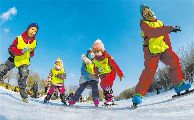 1月26日,吉林省吉林市松花江畔冰雪场,小朋友在滑冰.