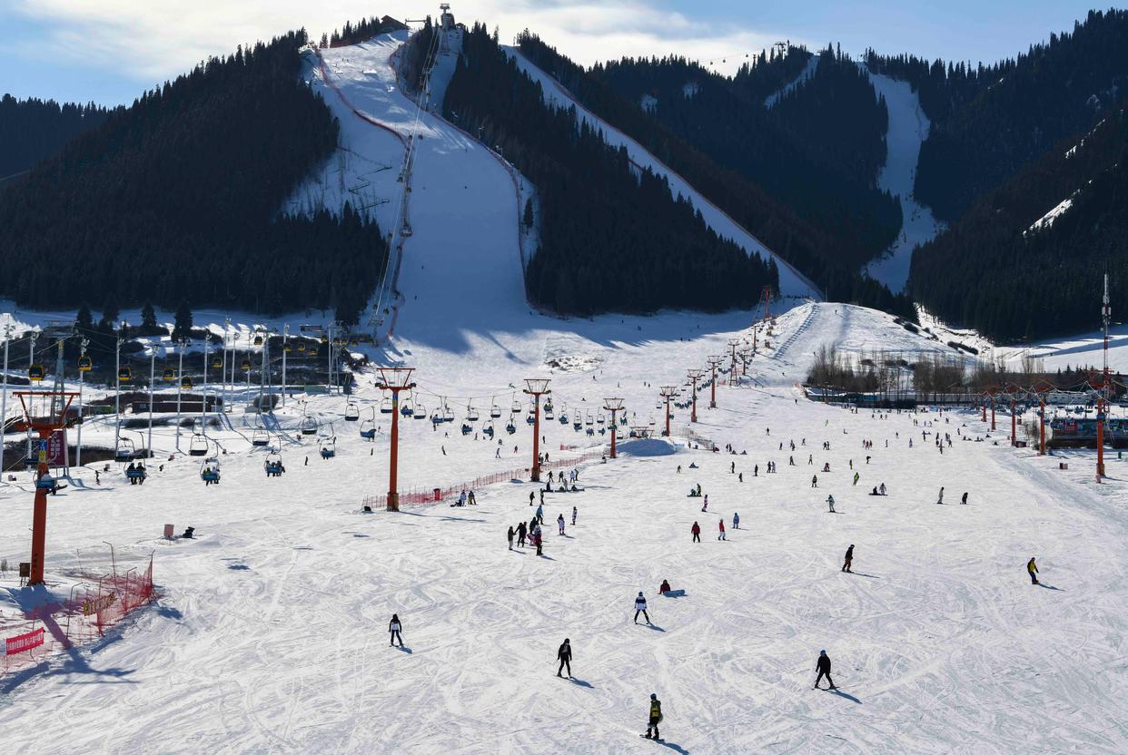 游客在新疆丝绸之路国际度假区滑雪游玩(1月25日摄).