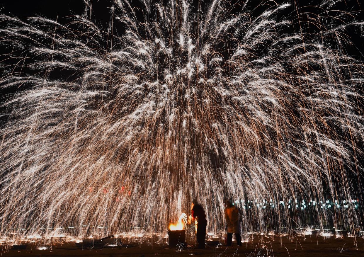 民间艺人在河北省石家庄晋州市周家庄乡第九生产队为游客表演打铁花