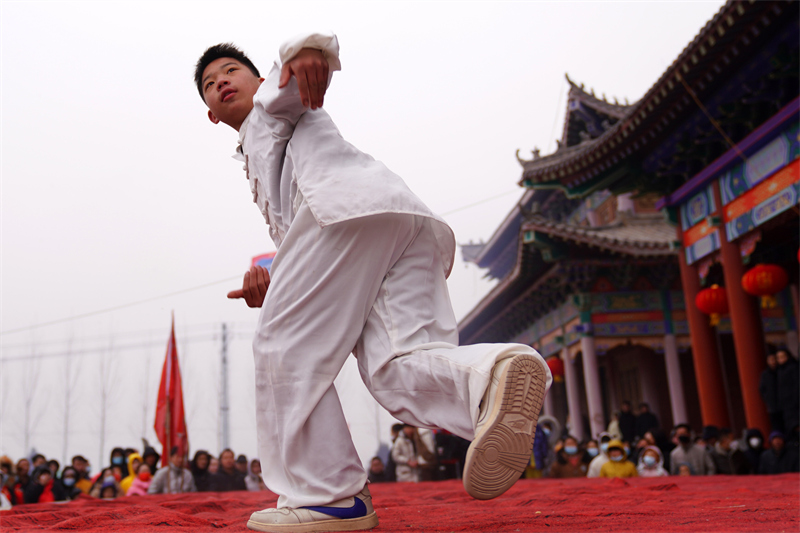 1月26日,梅花拳爱好者在平乡县油召乡八辛庄村表演梅花拳.