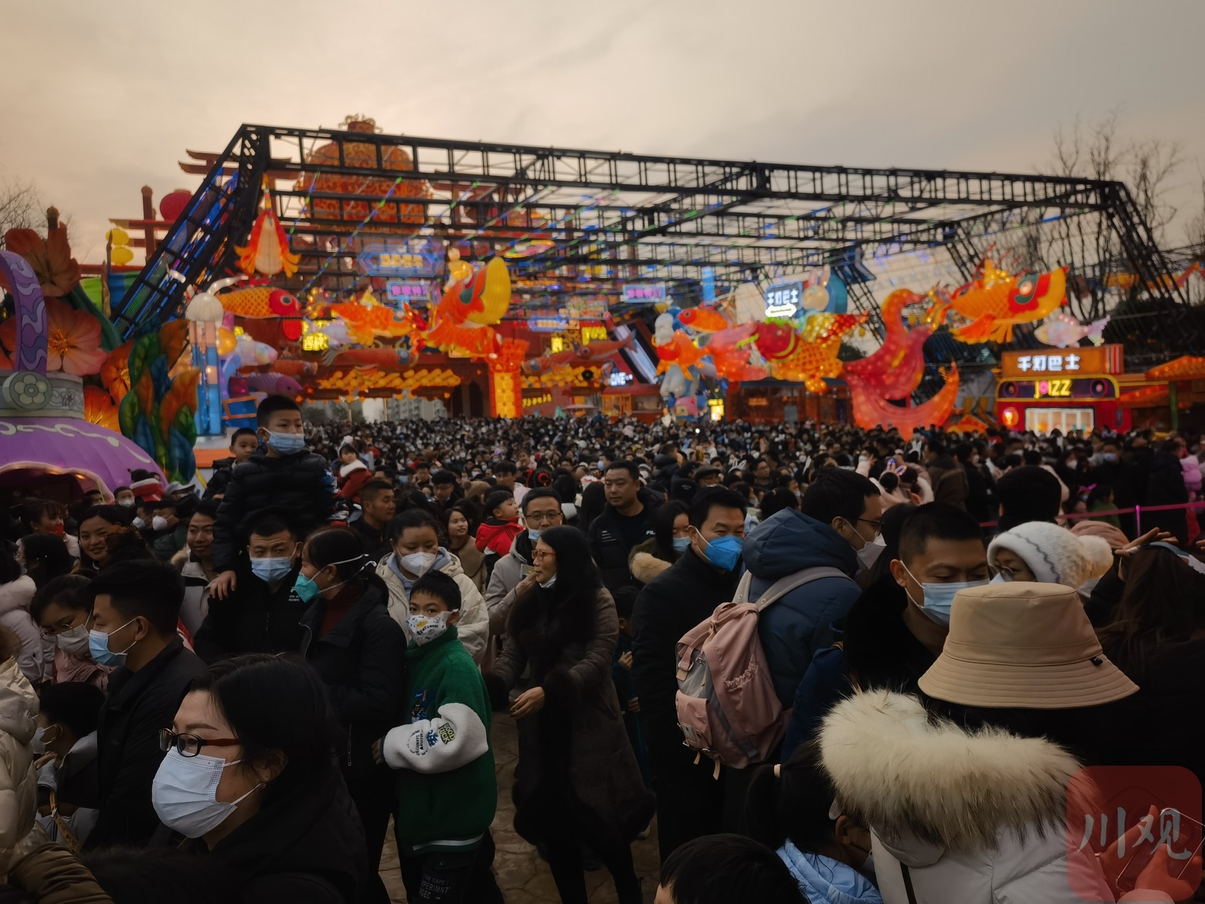 自贡彩灯人流高峰期间，采取限流举措保障安全有序运行。（陈碧红 摄）