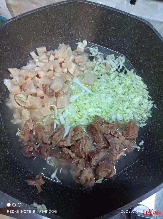 ▲小李去主顾家给宠物狗做除夕饭