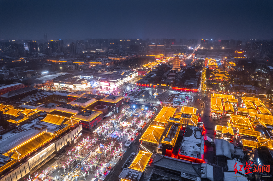 ↑西安大雁塔和大唐不夜城灯会夜景 据视觉中国