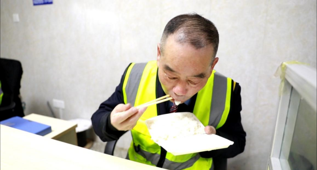 △“跑叔”张捷快速解决午餐