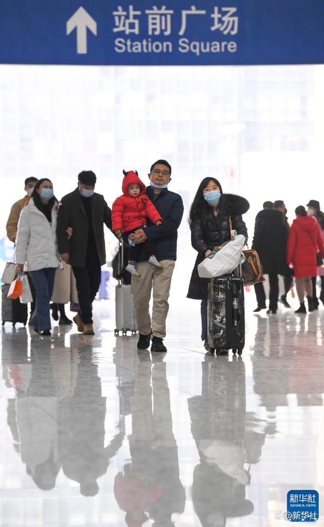 ↑1月27日，旅客在重庆沙坪坝站进站乘车。新华社记者 王全超 摄