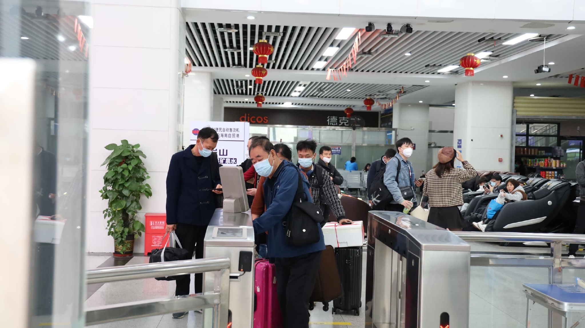 "我这是准备返回保亭工作了,平时都喜欢搭乘这种客运汽车,购票,候车也