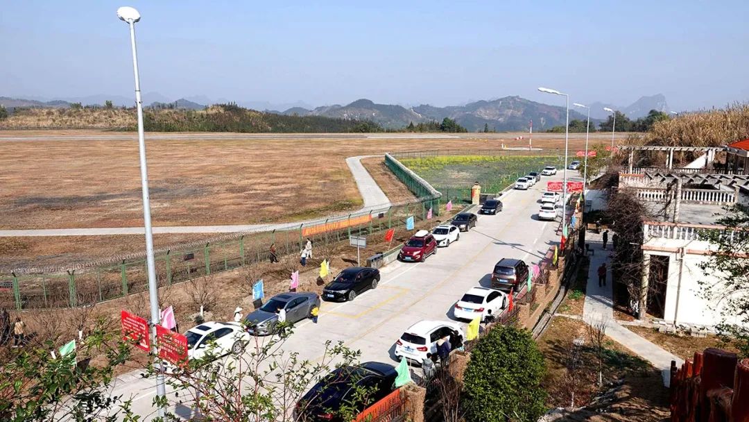 新春登高地 河池金城江机场人气旺_新浪财经_新浪网