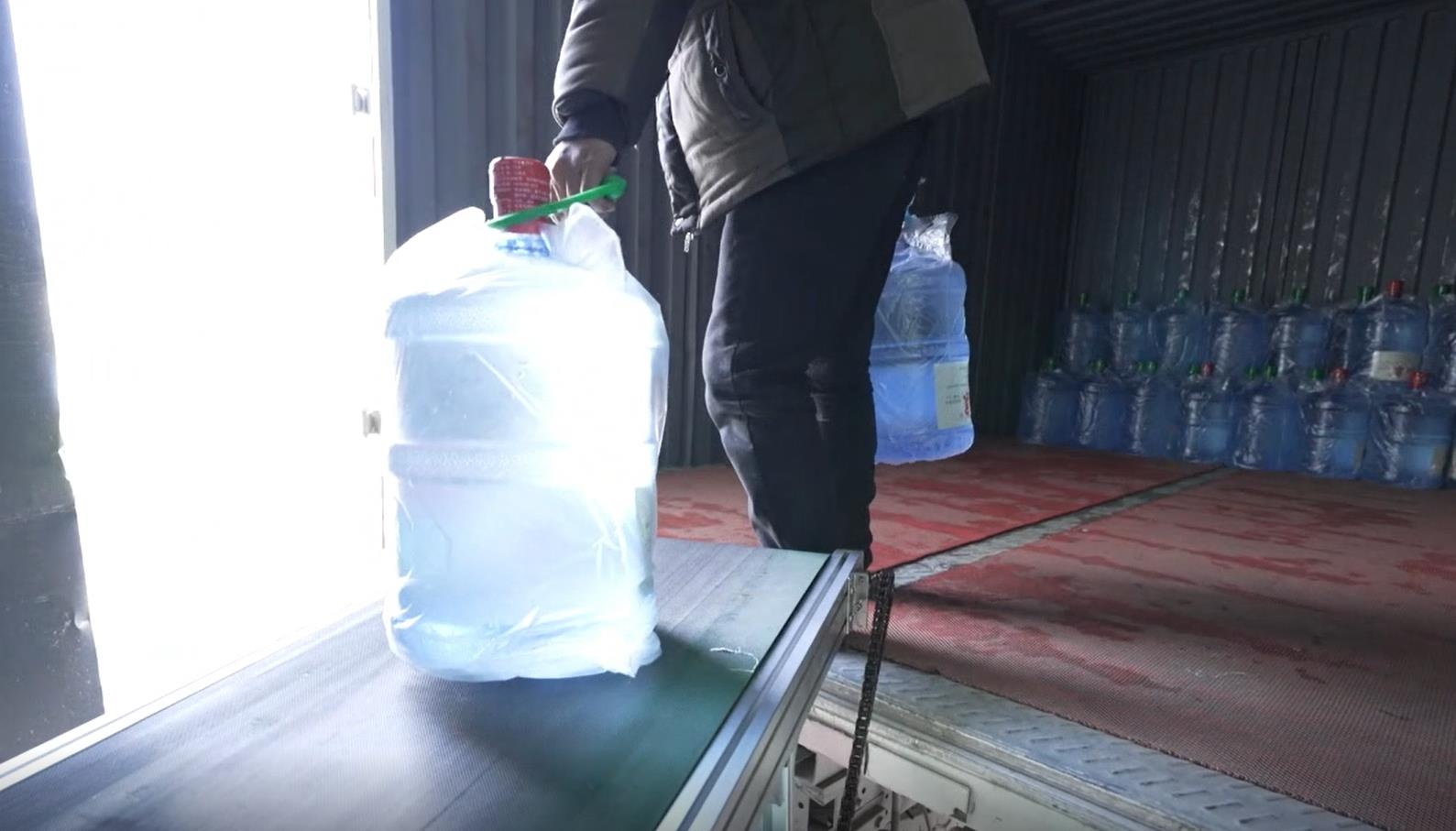 2023年1月,在陕西省渭南市临渭区桥南镇天留村车轱辘山泉水厂里,工人