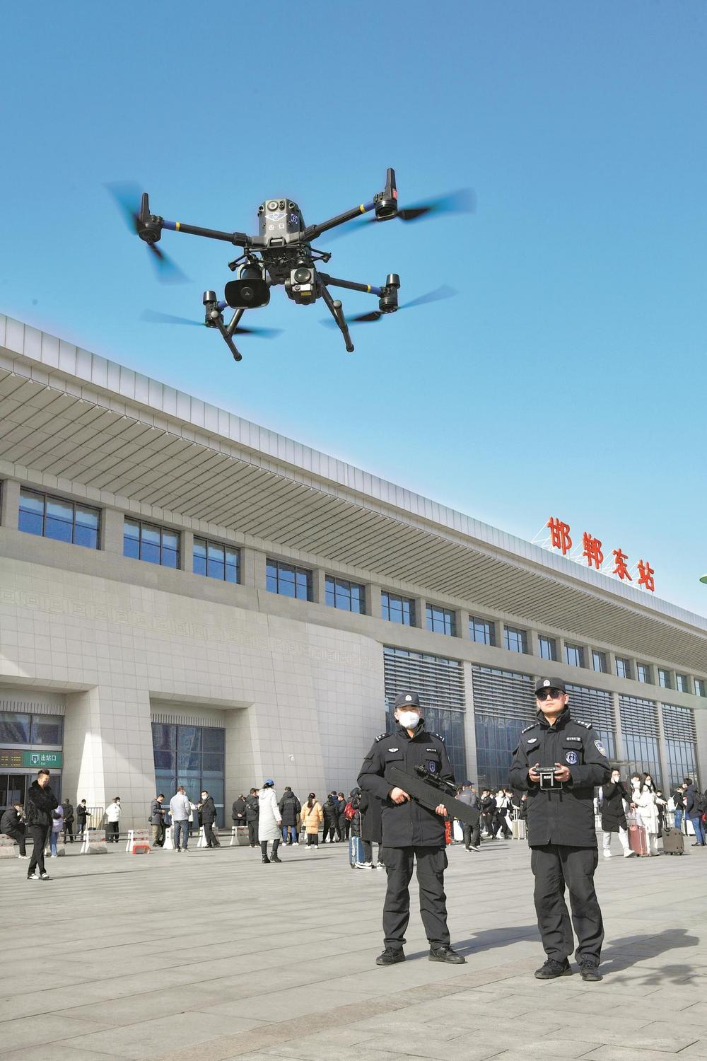 1月24日,市公安局特警支队无人机应用及反制大队民警操控无人机在邯郸