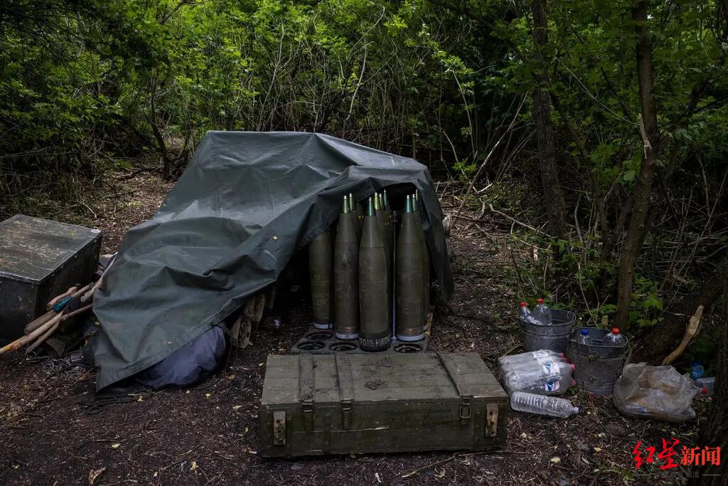 ↑乌克兰顿涅茨克地区一处树林里的榴弹炮炮弹