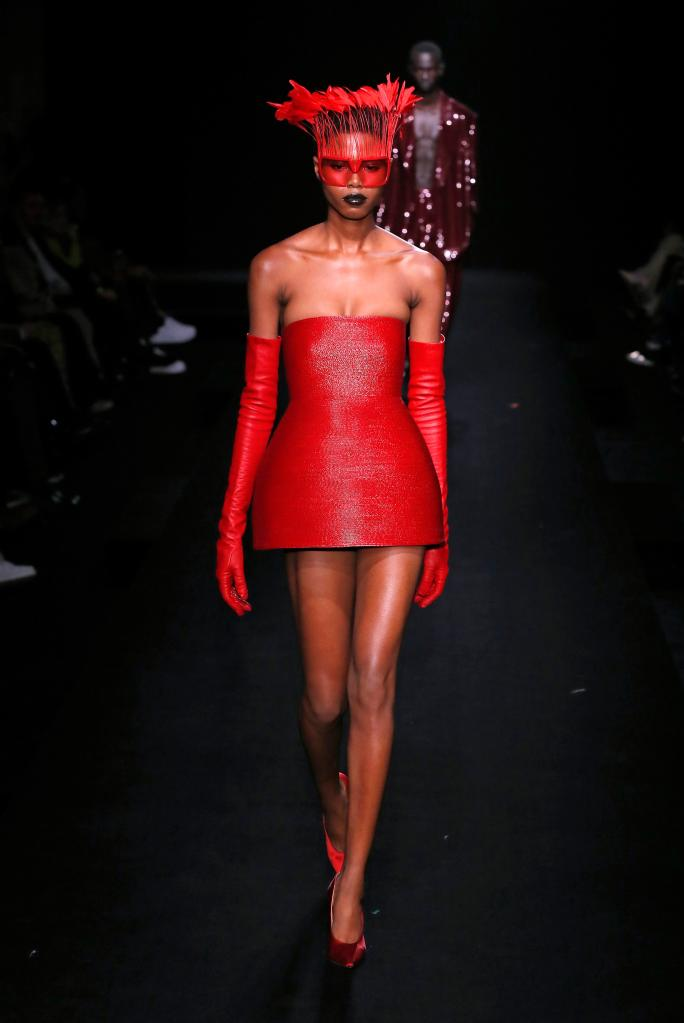 1月25日，模特在法国巴黎高级定制周上展示华伦天奴品牌2023春夏新品。