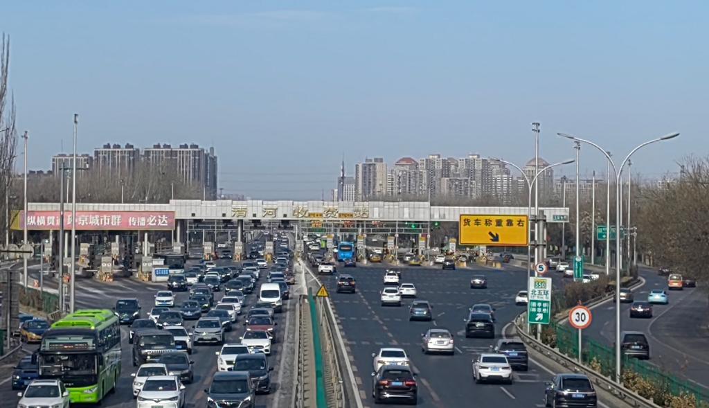 1月26日,在清河收费站,进京车辆有序进入北京市区.(受访者供图)