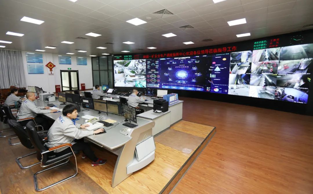 赵固一矿安全生产调度指挥中心职工通过智能化管控平台远程监控操作井