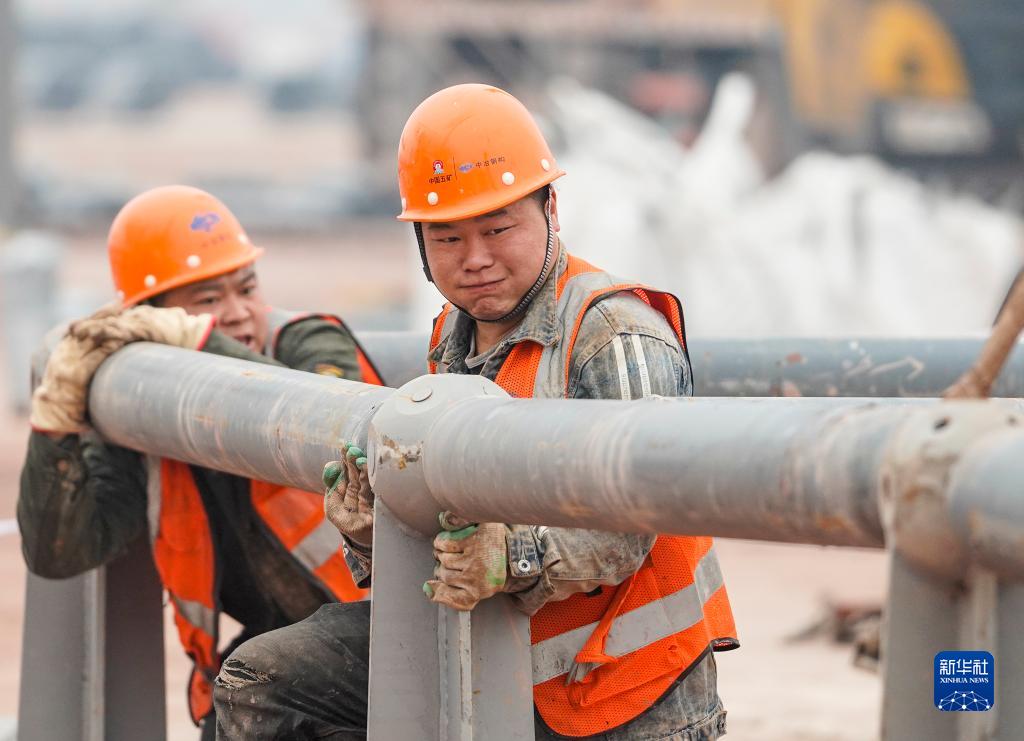　　工人在重庆两江新区新能源汽车产业园基础设施配套项目现场进行钢结构材料拼装作业（1月23日摄）。新华社记者 刘潺 摄