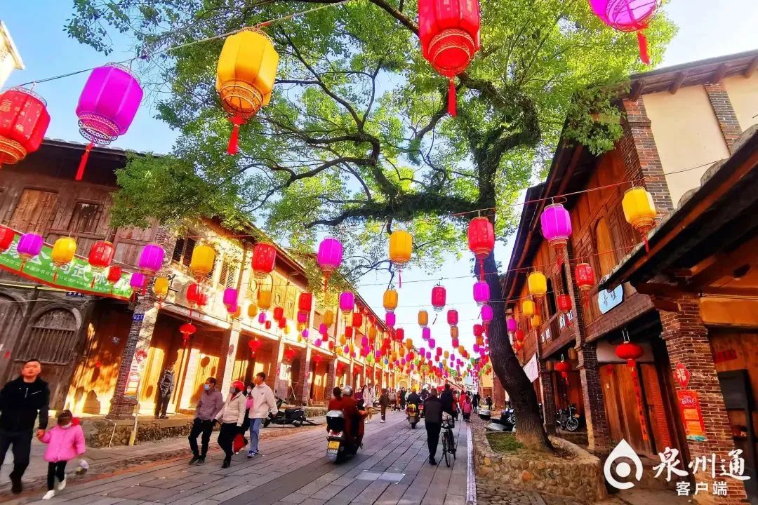 春节期间,永春县五里古街张灯结彩,吸引游客.(陈晓东 颜尧民 摄)